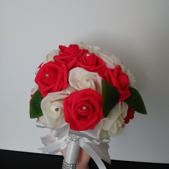 Bouquet of red and white foam roses, wedding bouquet, bouquet of XV years. - Picture 10 of 14